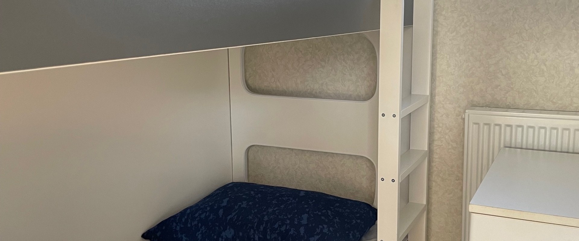 Stapelbed kleine slaapkamer.jpg