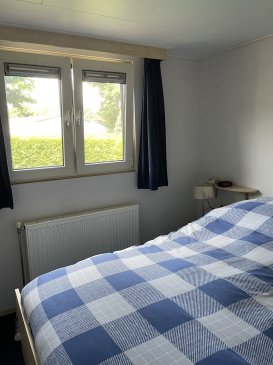 Grote slaapkamer met ramen.jpeg