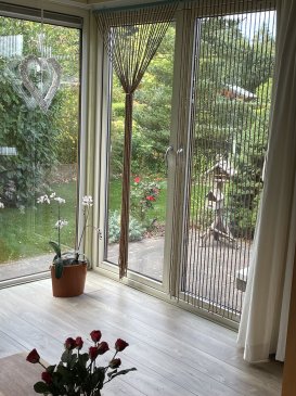 Ramen chalet met uitkijk naar tuin.jpeg